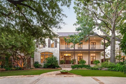 3933 Centenary Avenue